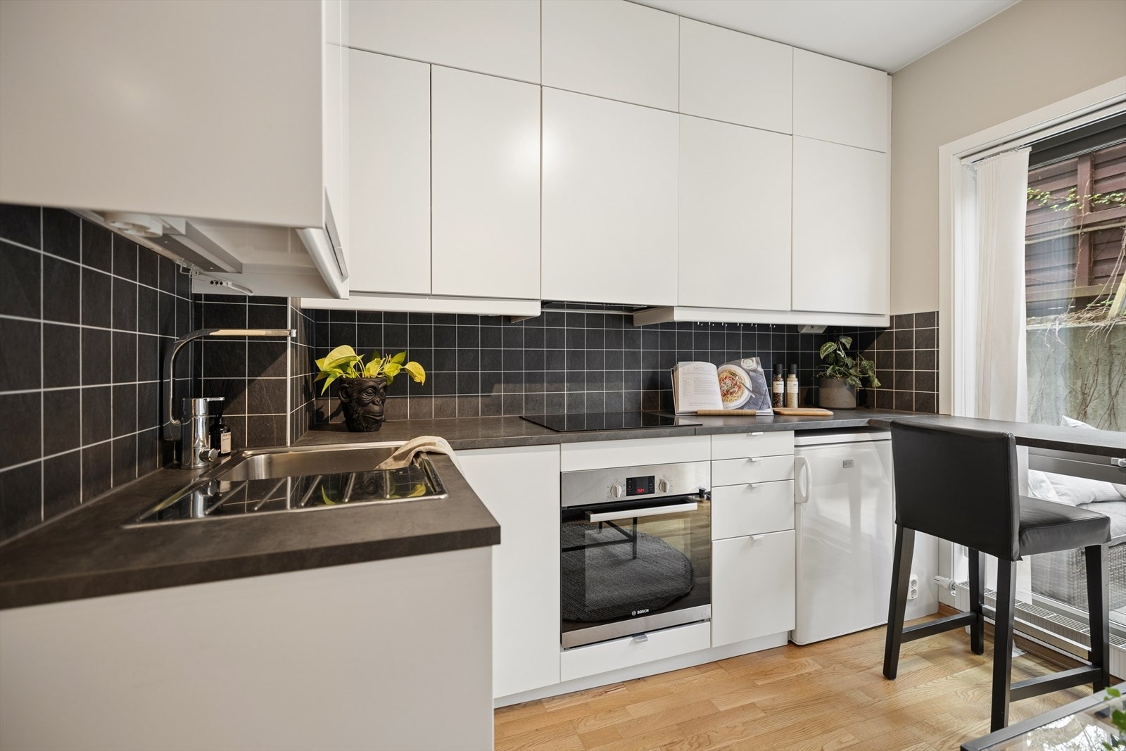 Praktisk og funksjonelt kjøkken fra IKEA (2016) med lyse, glatte fronter og gode oppbevaringsmuligheter. Galleribilde