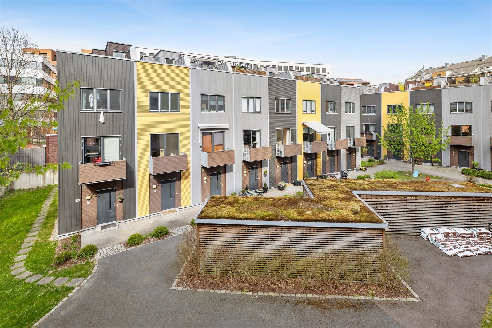 Flott townhouse over 4 plan fra 2009 med nydelig takterrasse og egen hybeldel med gode utleiemuligheter. Galleribilde