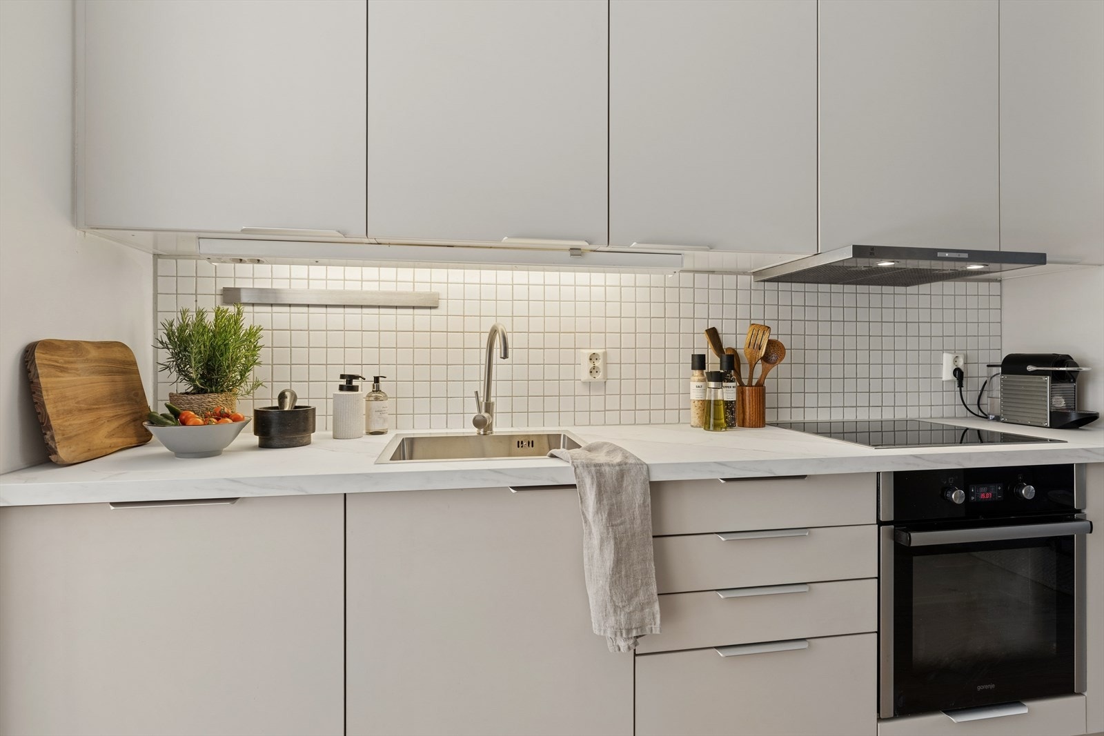 I 2026 ble også kjøkkenet kjøkkenet ytterligere modernisert med nye benkeplater i lys laminat med steinimitasjon,
ny oppvaskkum i rustfritt stål, nytt armatur, samt ny kjøkkenventilator. Galleribilde