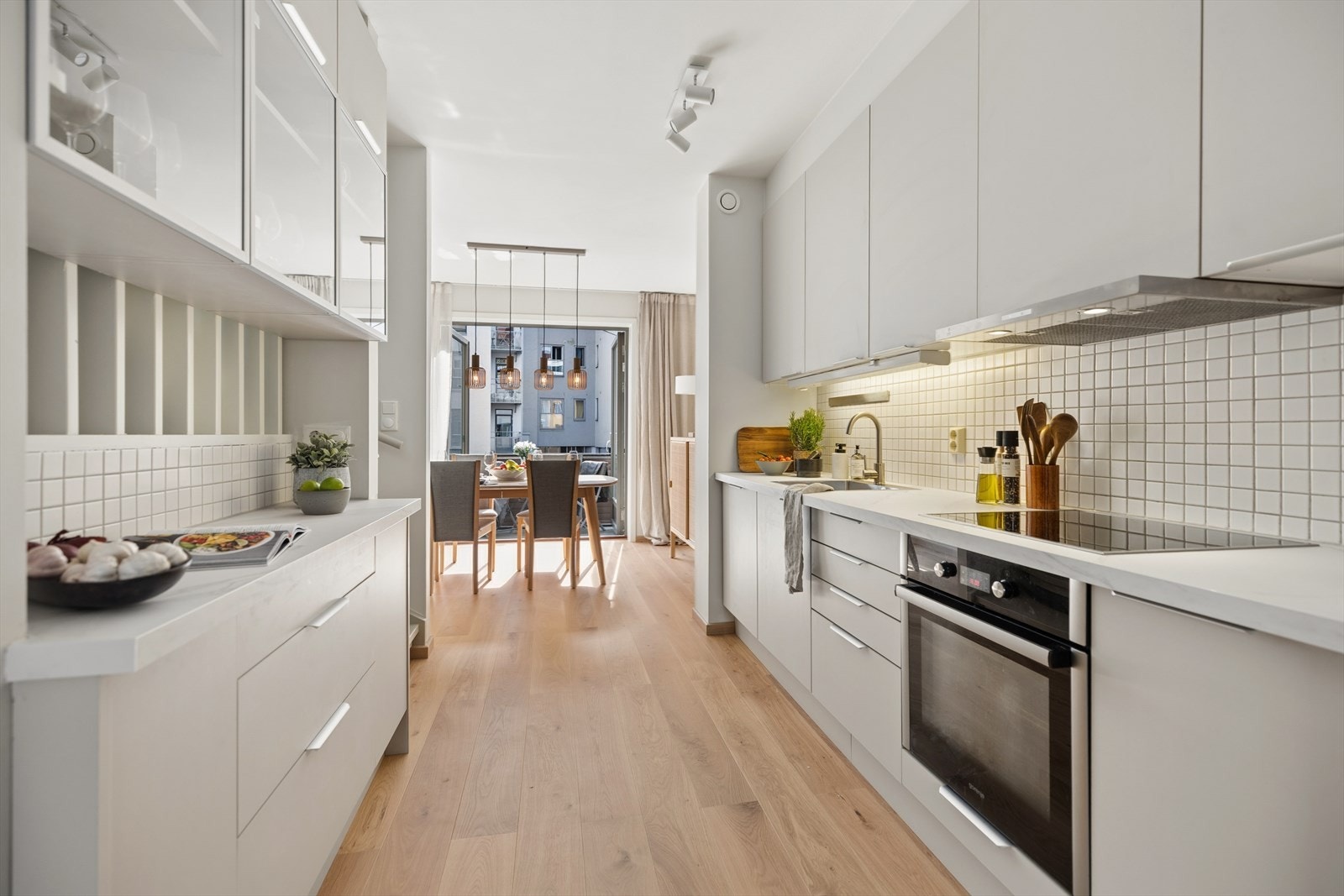 Det er oppgradert med Miele induksjonstopp og Bosch stekeovn, som sammen med integrert oppvaskmaskin fra Whirlpool, gir en funksjonell og effektiv arbeidssone. Galleribilde