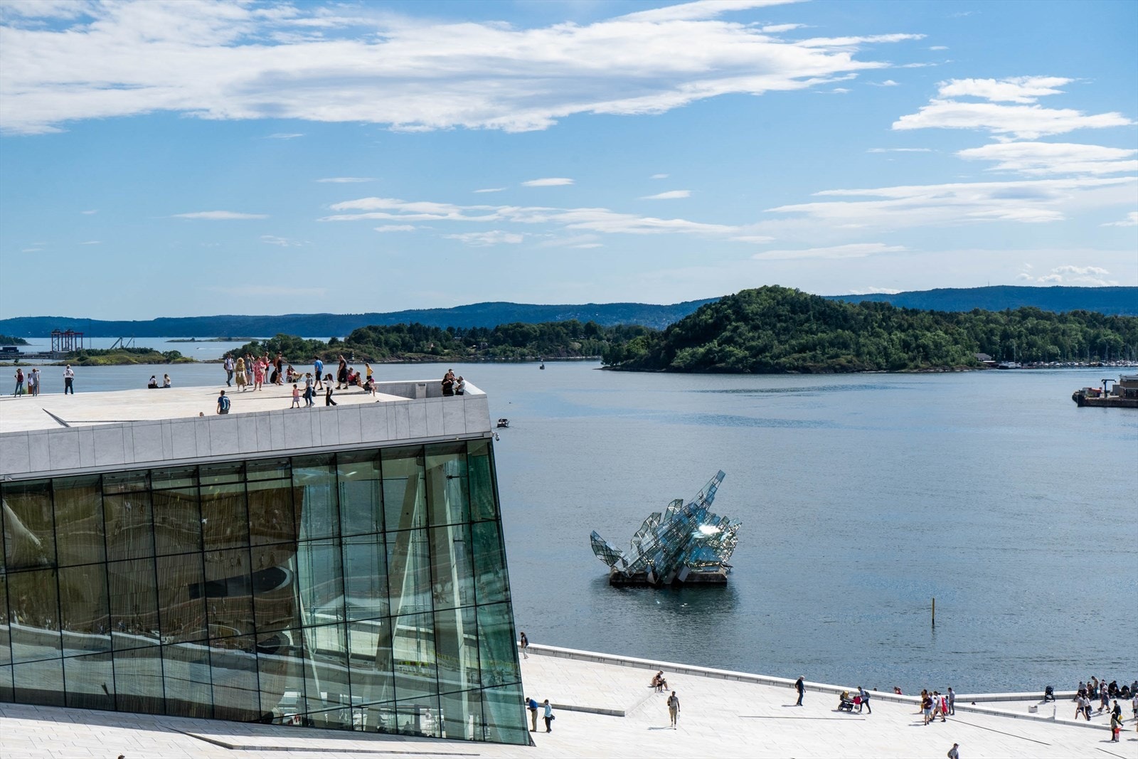 Gangavstand til Oslo Opera - storslått arkitektur og kulturarena ved vannet. Galleribilde