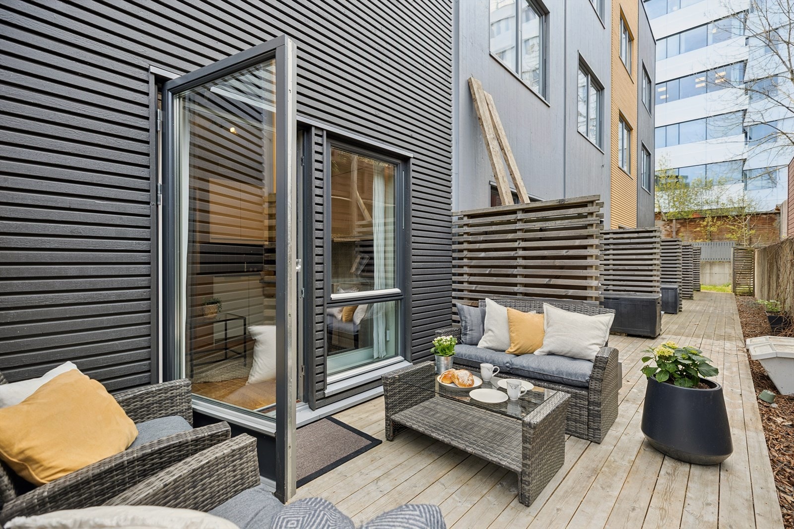 Fra hybeldelen er det utgang til en hyggelig markterrasse som gir ekstra bokvalitet. Her kan man nyte rolige stunder utendørs, med plass til sittegruppe og mulighet for både avslapning og sosiale sammenkomster. Galleribilde