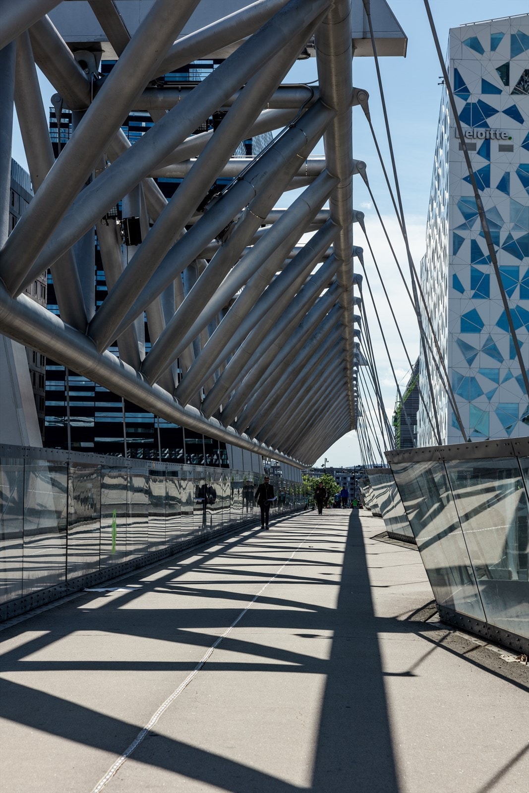 Kort vei til Barcode i Bjørvika - ikonisk moderne arkitektur og urbant byliv ved Oslofjorden. Galleribilde