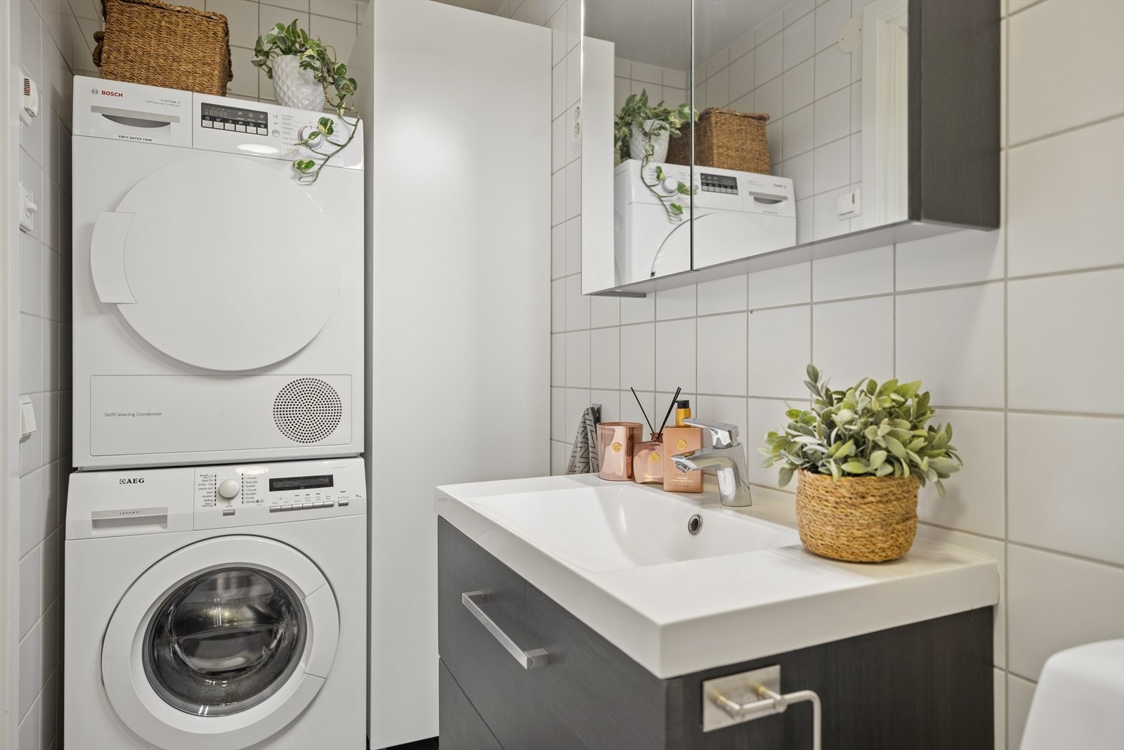 Badet er utstyrt med servantinnredning med gode oppbevaringsmuligheter, speilskap med integrert belysning, toalett og dusjløsning med glassdører. Innredningen er oppgradert i senere tid, noe som bidrar til et moderne og helhetlig uttrykk. Galleribilde