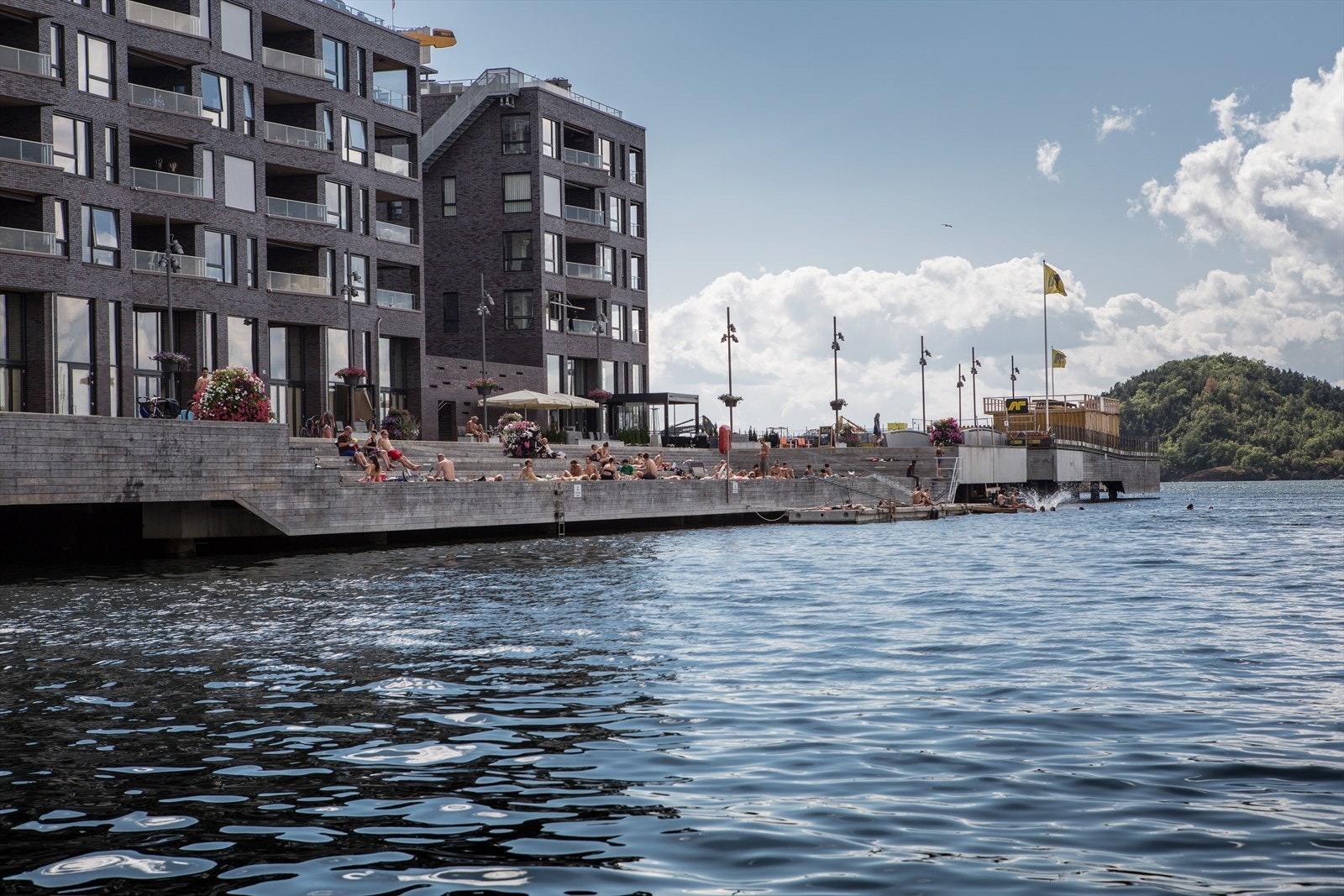 Like ved Sørenga - fjordpromenade, bademuligheter og attraktivt byliv ved sjøen. Galleribilde