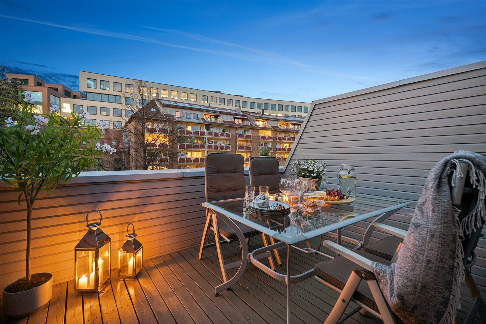 Dette er et attraktivt og moderne townhouse fra 2009, beliggende skjermet i rolig indre gård på Grønland. Galleribilde