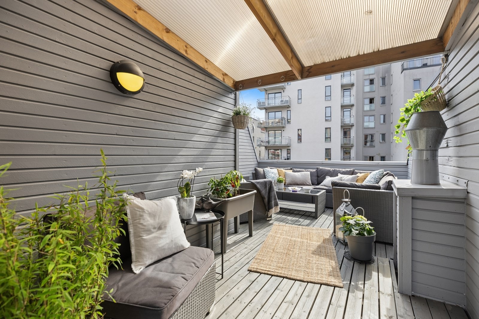 I tillegg har boligen en flott takterrasse med gode solforhold og hyggelig utsyn. Galleribilde