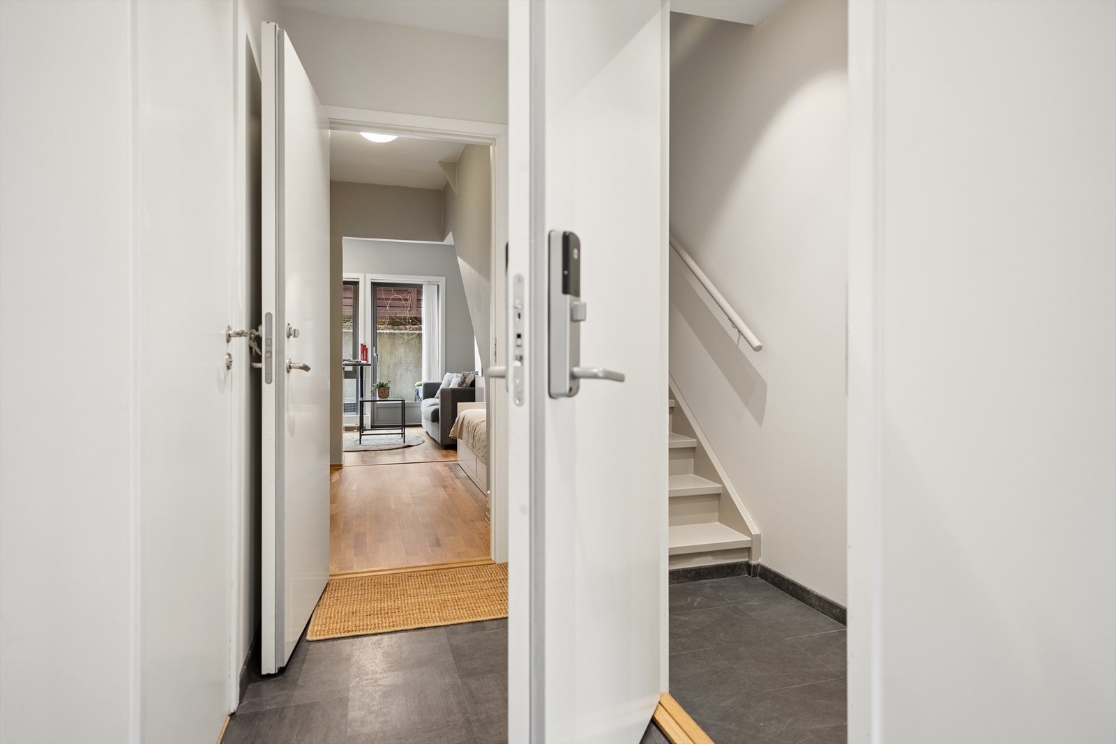 Det er satt inn to hvite, glatte brann- og lydklassifiserte dører (EI30/Rw35dB) mellom entré, hybel og hoveddel i 1. etasje, noe som sikrer god lydisolering og adskillelse mellom enhetene. Galleribilde