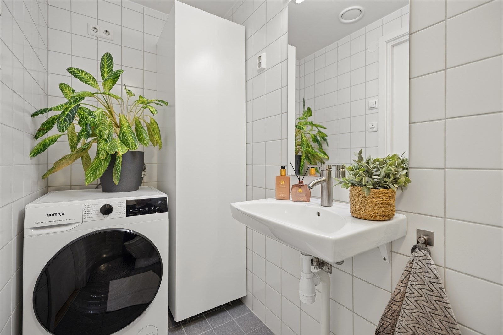 Det er opplegg for vaskemaskin og tørketrommel, noe som gjør løsningen komplett for en selvstendig boenhet. Badet er delvis oppgradert med blant annet nytt dusjbatteri (2026) og fremstår som funksjonelt og lettstelt. Galleribilde