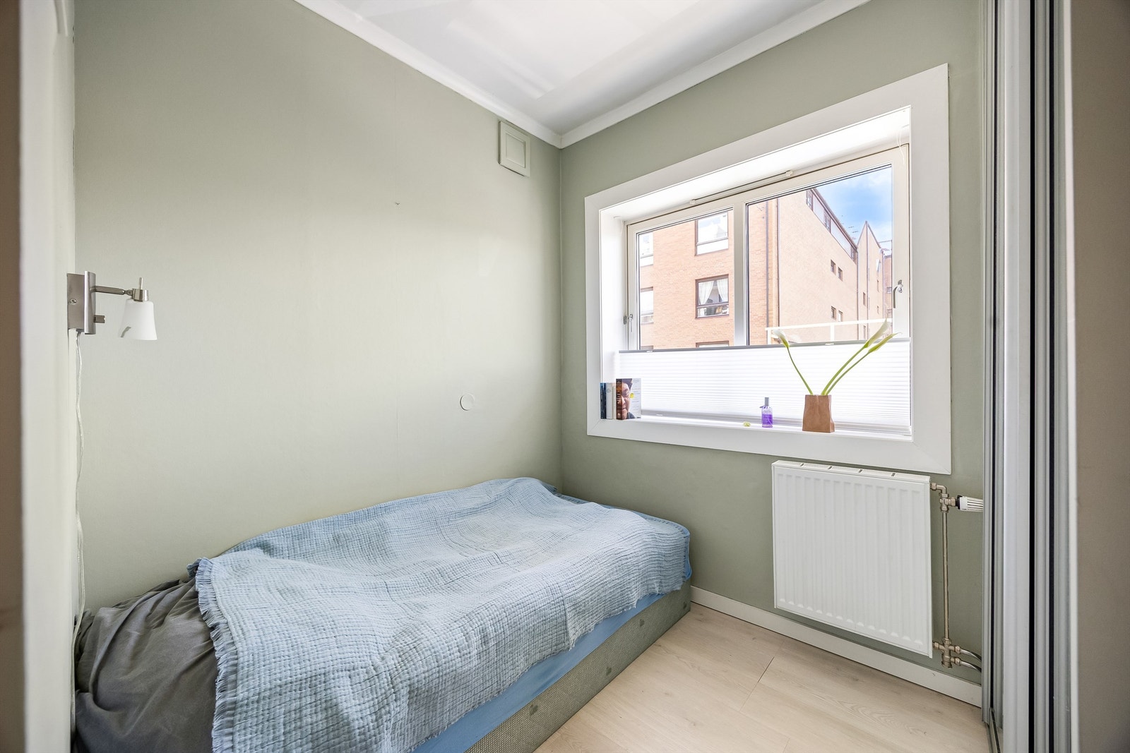 Soverommet har stor vindusflater som gir rikelig med naturlig lysinnslipp og er malt i en behagelig nyanse - perfekt for soverommet! Galleribilde