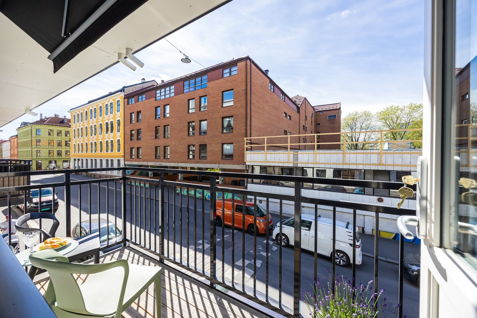 Med utgang fra stue/kjøkken er det en herlig balkong med god plass til ønsket utemøblement. Galleribilde