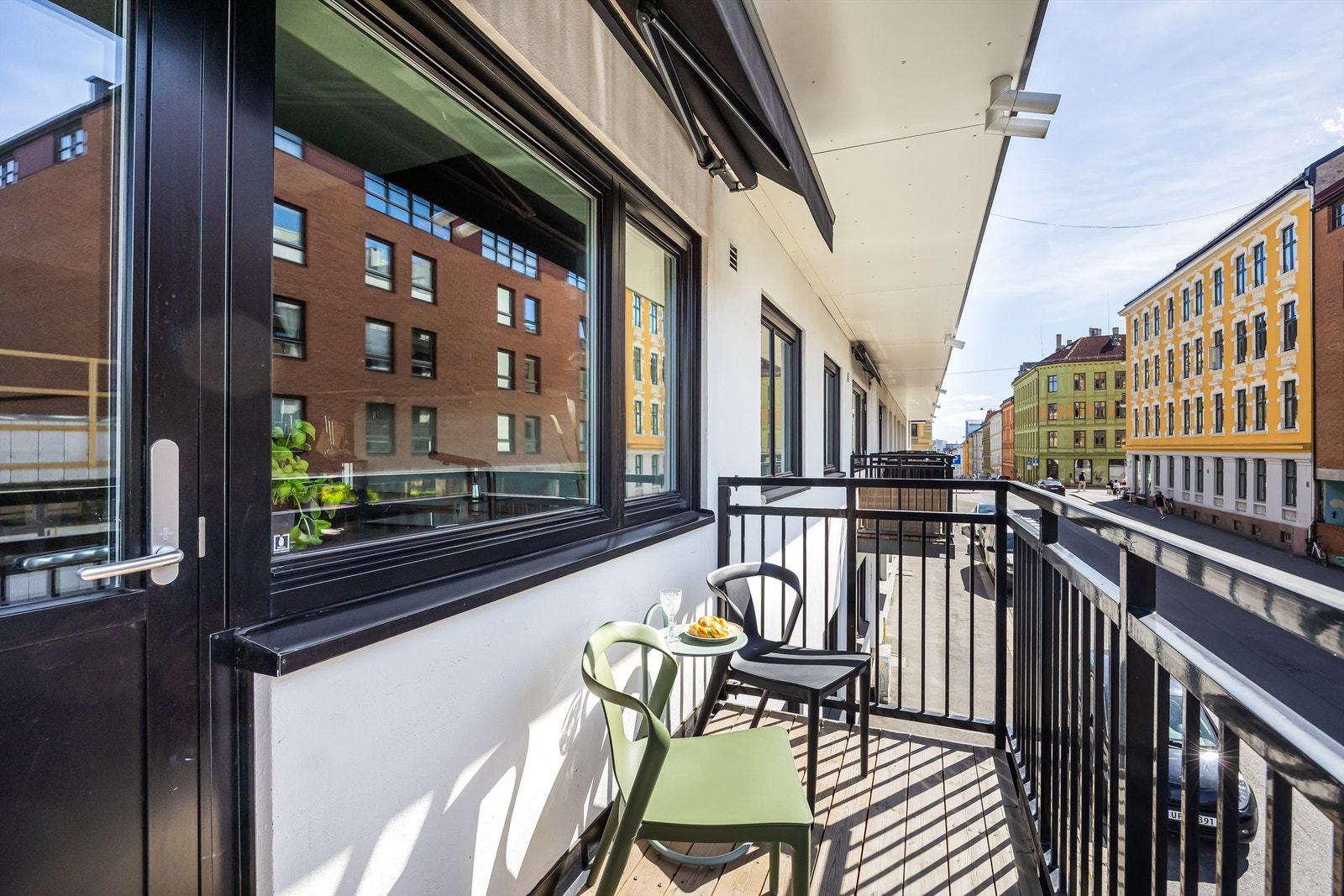 Leiligheten har balkong med sol omtrent hele dagen. Det er montert ny markise på balkongen. Galleribilde