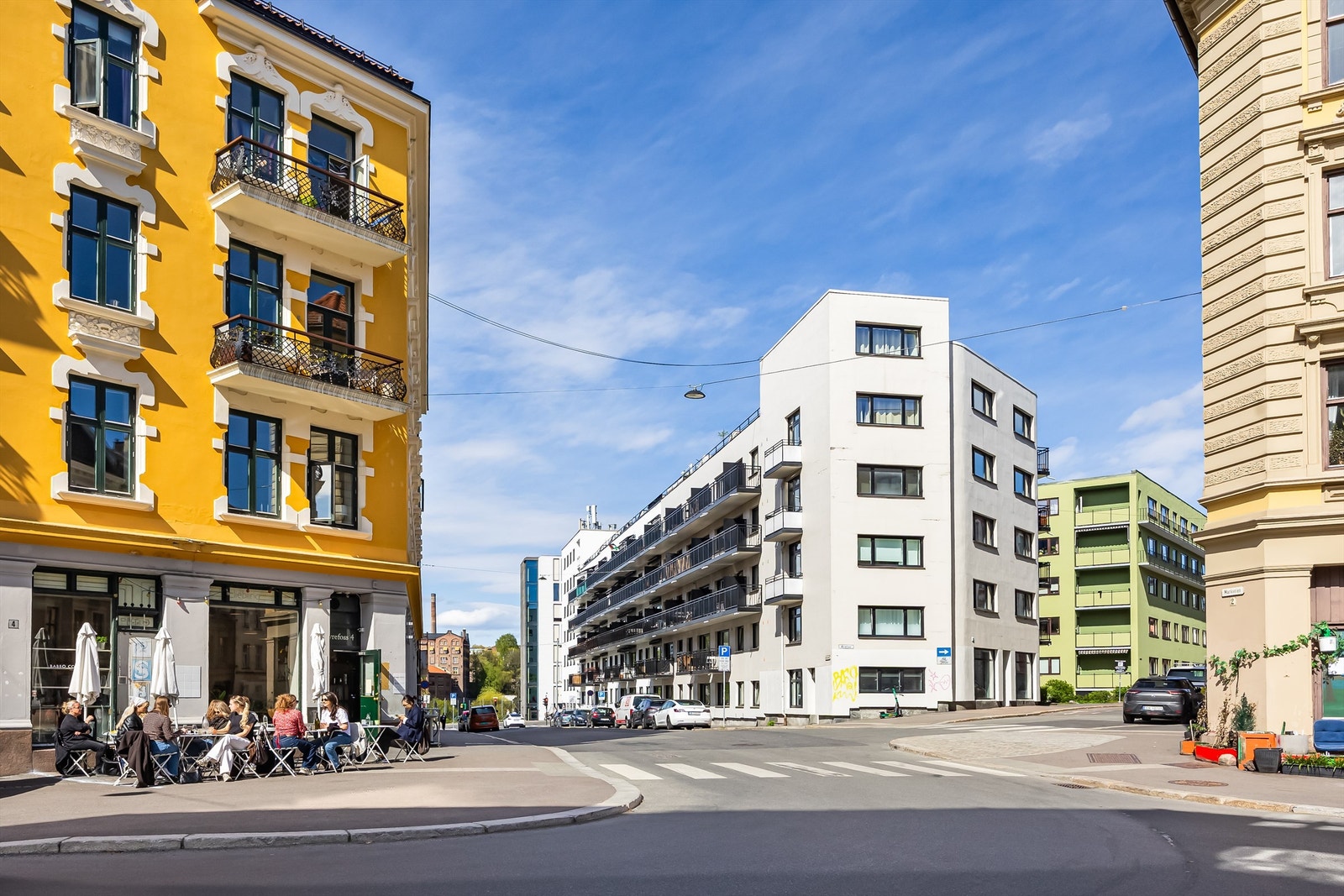 Øvrefoss er en hyggelig sidegate. Samtidig er det kort vei til alle fasiliteter like utenfor døren, som Restaurant og café Babbo Collective ligger 100 meter unna leiligheten. Galleribilde