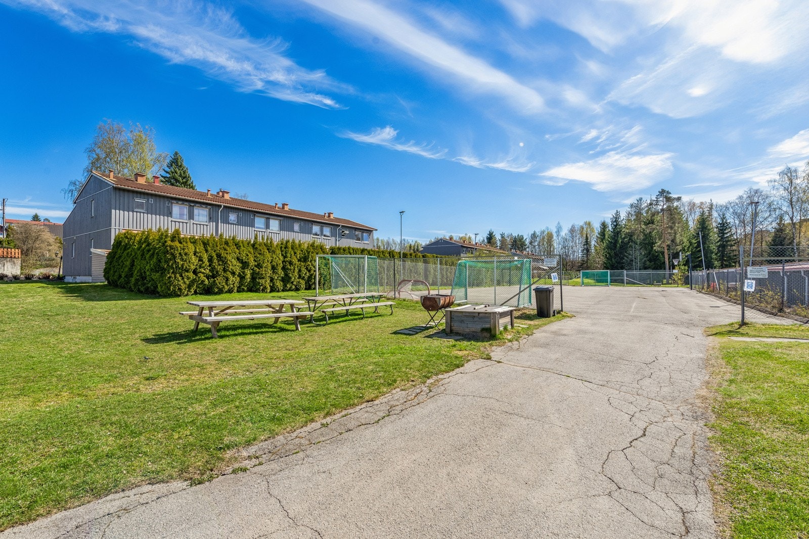 Det er et fantastisk naboskap i borettslaget. Dette er et eldorado for barn i alle aldre. Nabolaget er fredelig, barnevennlig og velholdt. Galleribilde