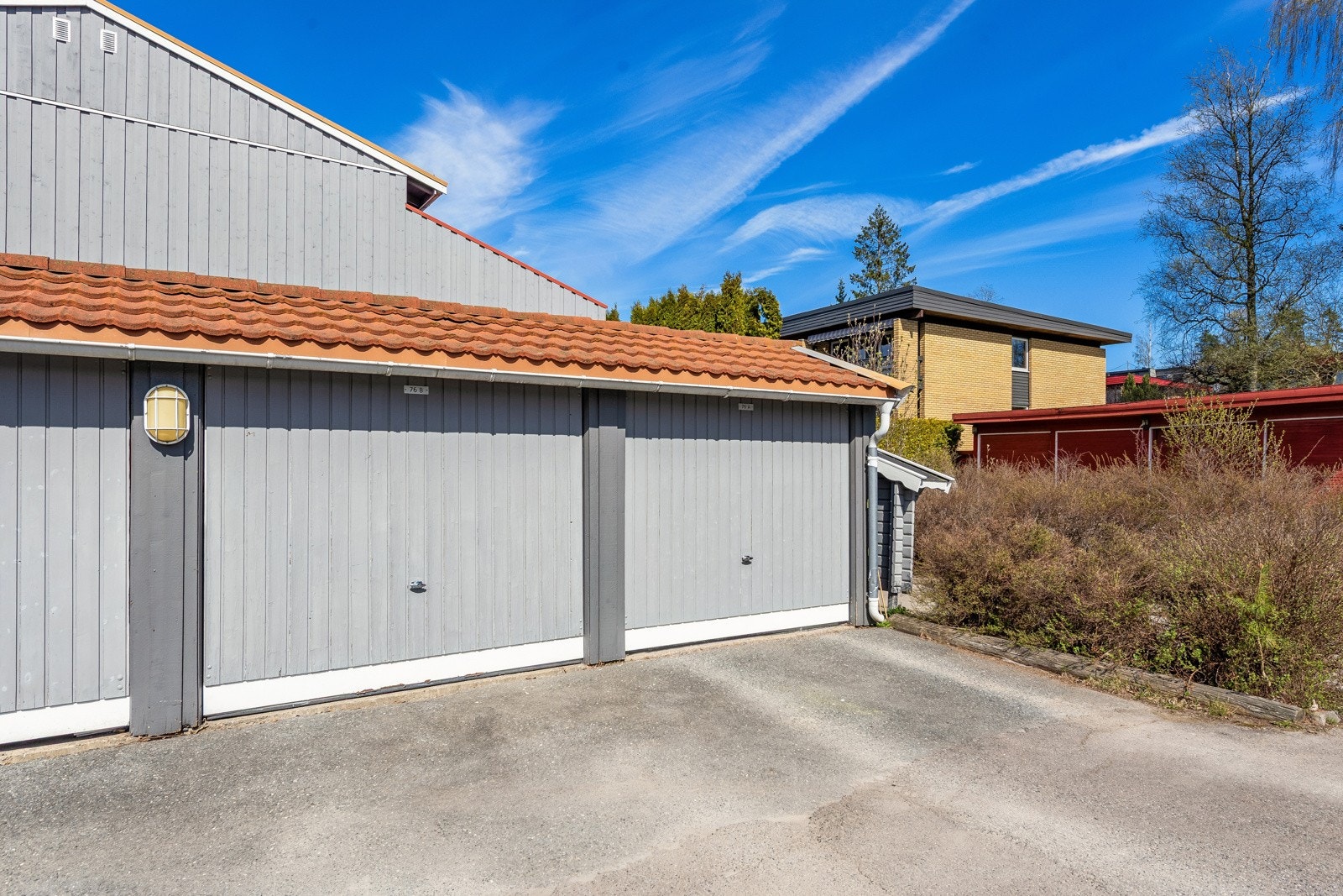 Garasje tilrettelagt for elbillader og ekstra parkering foran egen garasje. Galleribilde