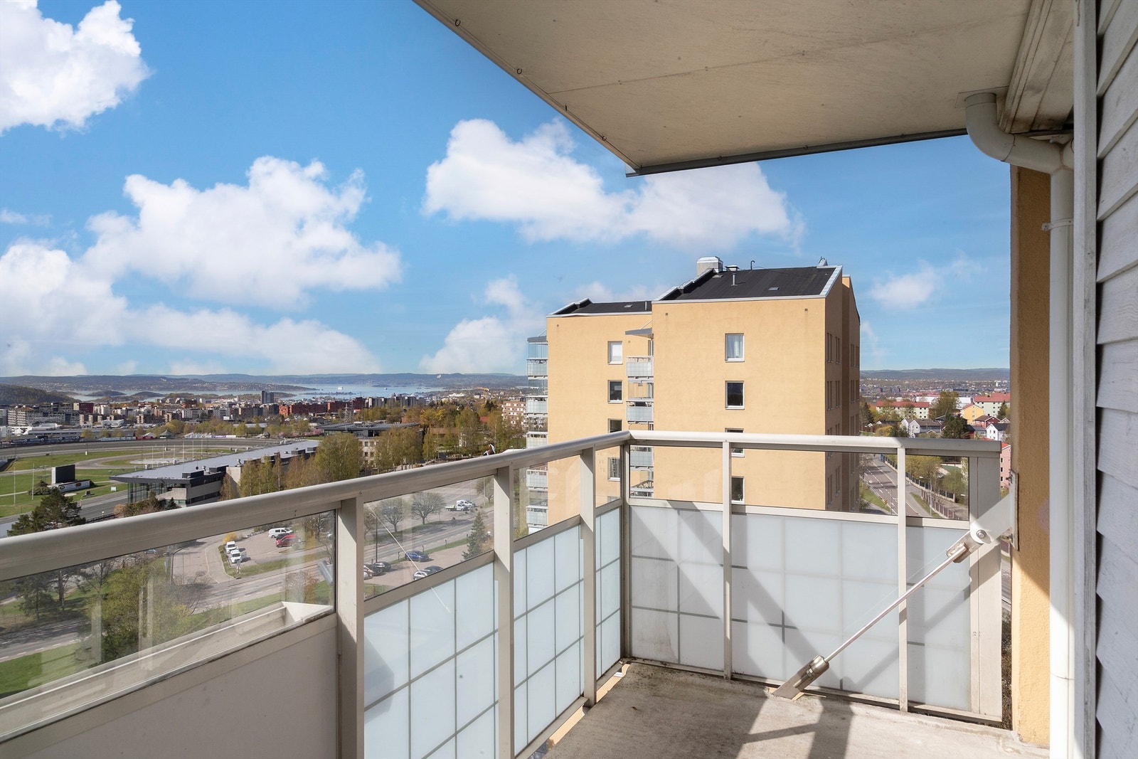 Fra stuen er det utgang til en balkong på 7 m². Her er det plass til en sittegruppe for å nyte den vide utsikten. Galleribilde