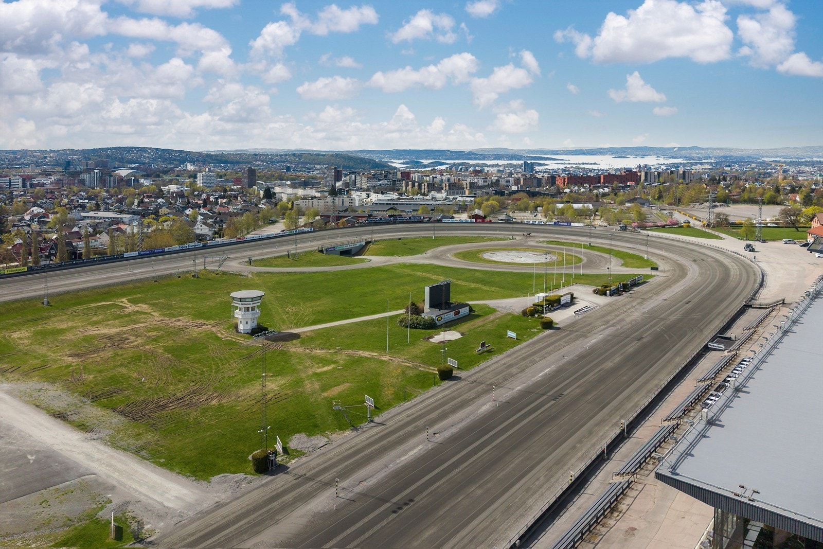 Nærhet til Bjerke travbane, et landemerke i området. Galleribilde