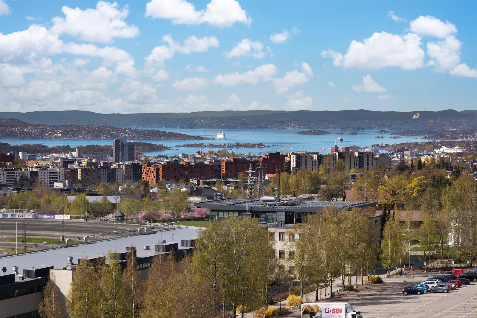 Hjørneleilighet i 12. etasje med vidstrakt utsikt over byen og innover Oslofjorden. Galleribilde