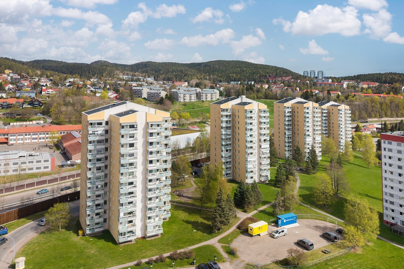 Få minutters gange fra eiendommen finner du flotte Bjerkedalen Park som kan by på fine promenader, sandstrand og dam. Galleribilde