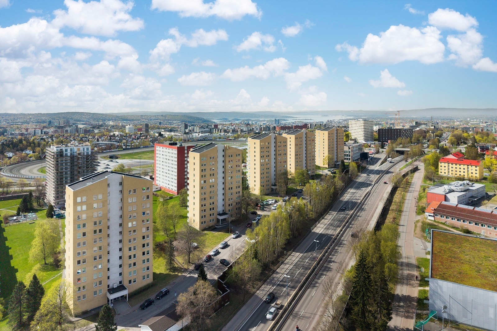 Bebyggelsen i Bjerke Borettslag er plassert med god avstand og luft mellom byggene. Galleribilde