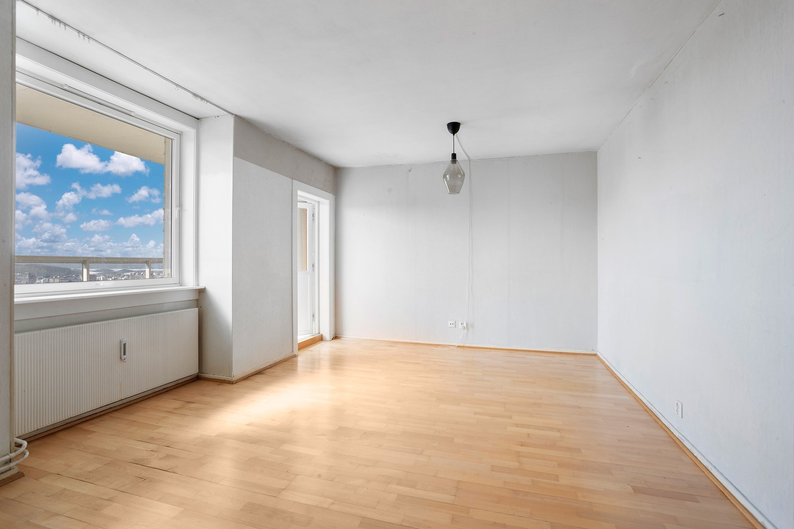 Lys og romslig stue som er enkel å møblere. Leiligheten varmes opp av radiatorer tilknyttet felles varmesentral, og vinduer samt balkongdør er fra 2014. Galleribilde