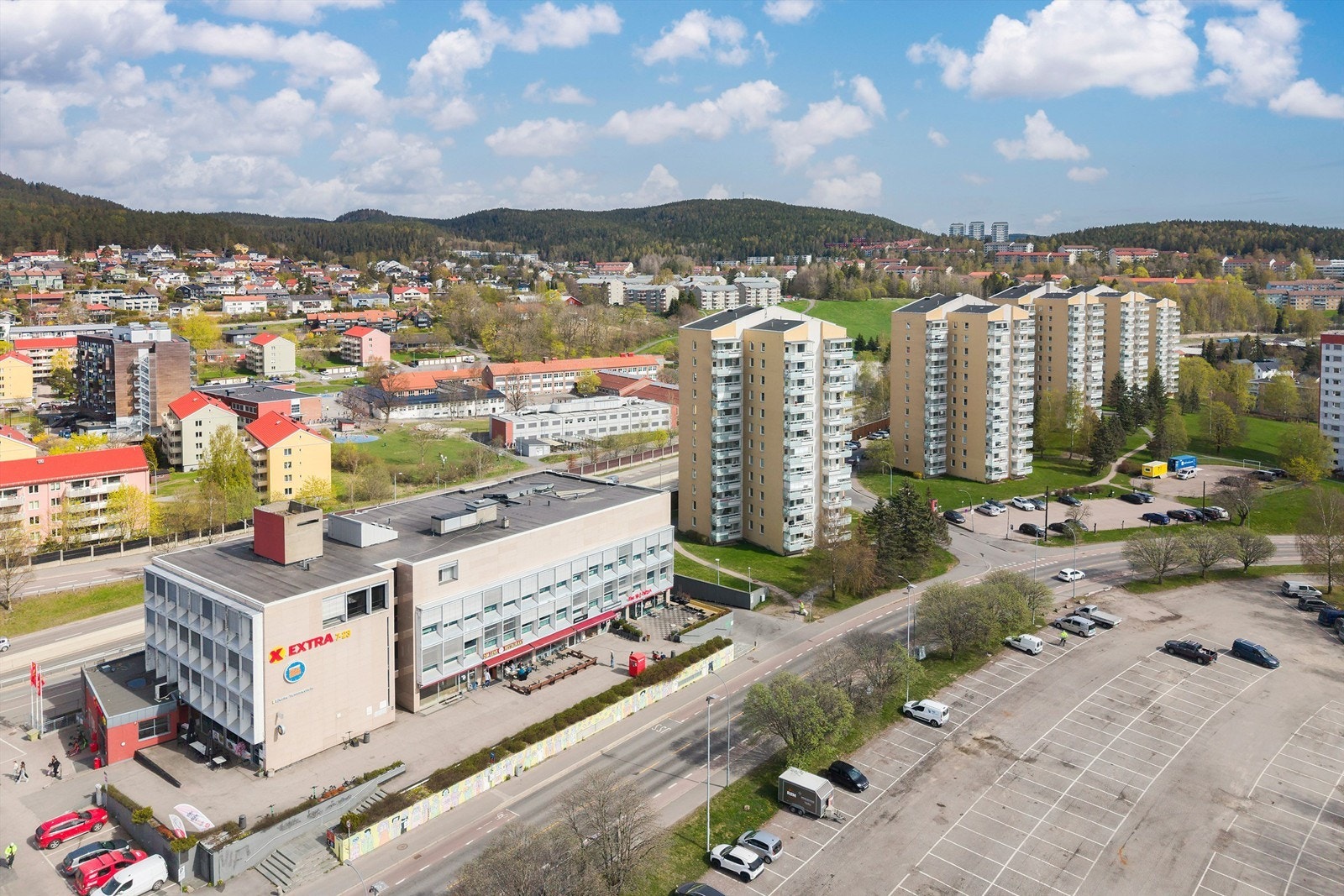 Det er meget kort gangavstand til servicetilbud som dagligvare, apotek og treningssenter. Galleribilde
