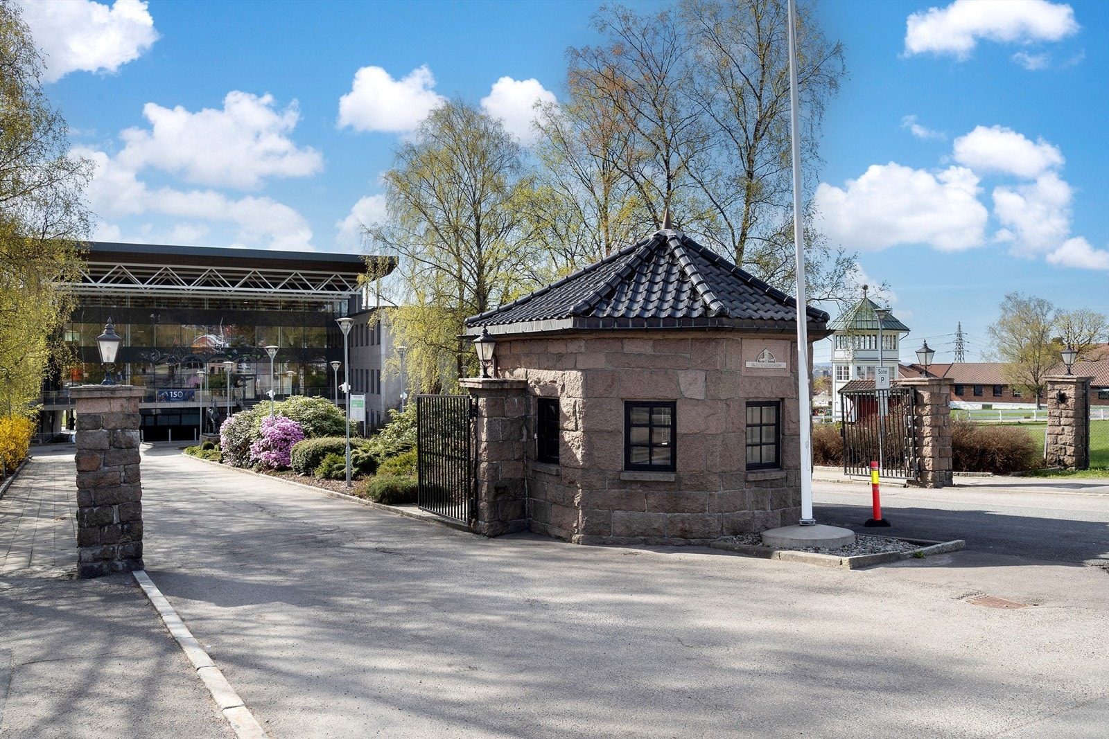 Den historiske portnerboligen ved innkjøringen til travbanen. Galleribilde
