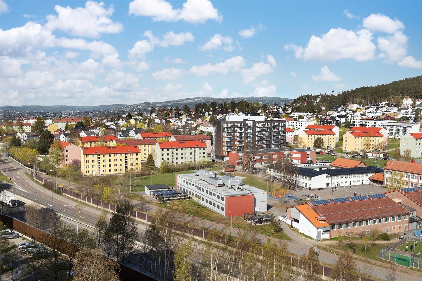 I nærområdet finner man både Refstad skole og Årvoll skole. Galleribilde
