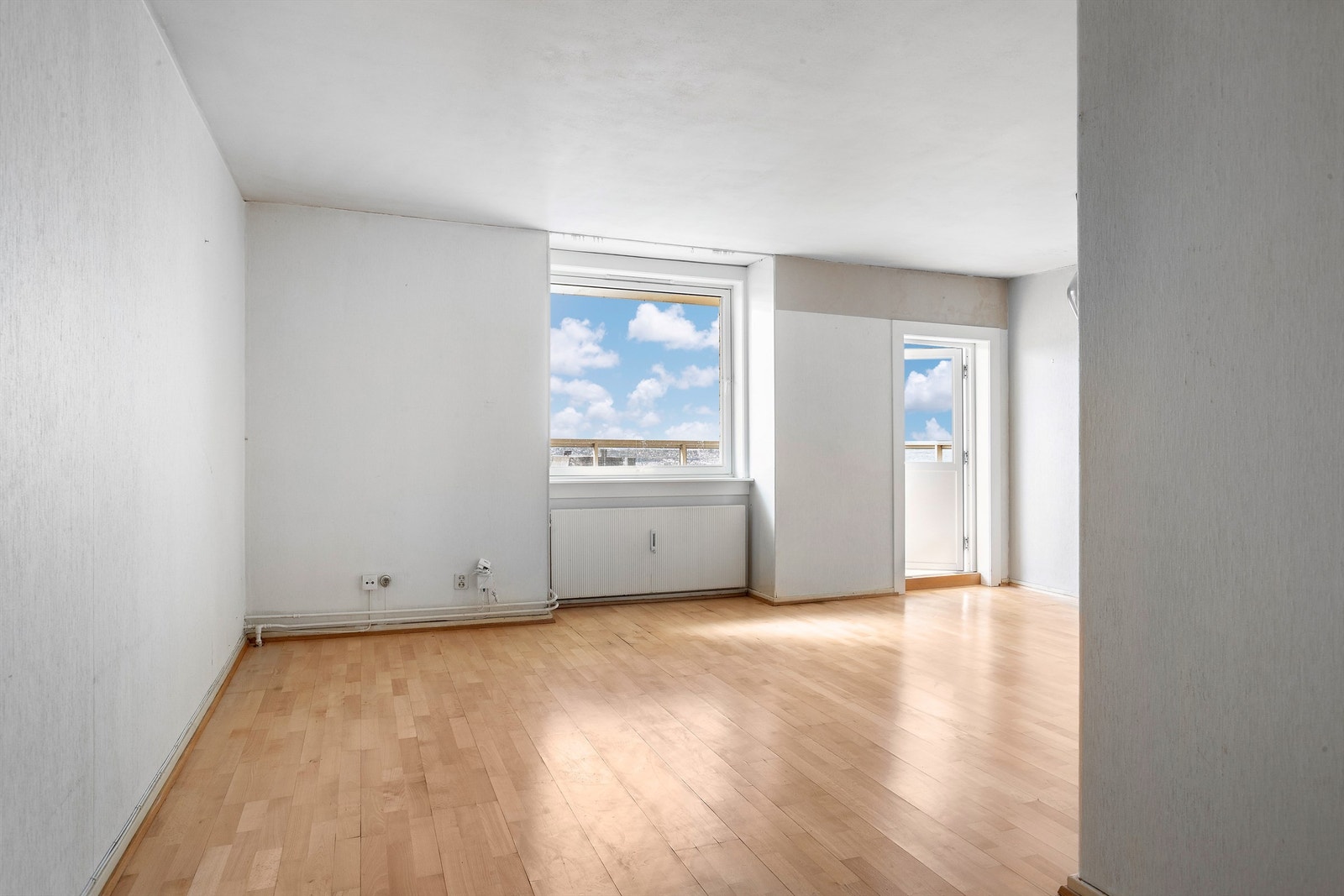 Stuen har parkett på gulv og plass til både sofagruppe og spisebord. Galleribilde