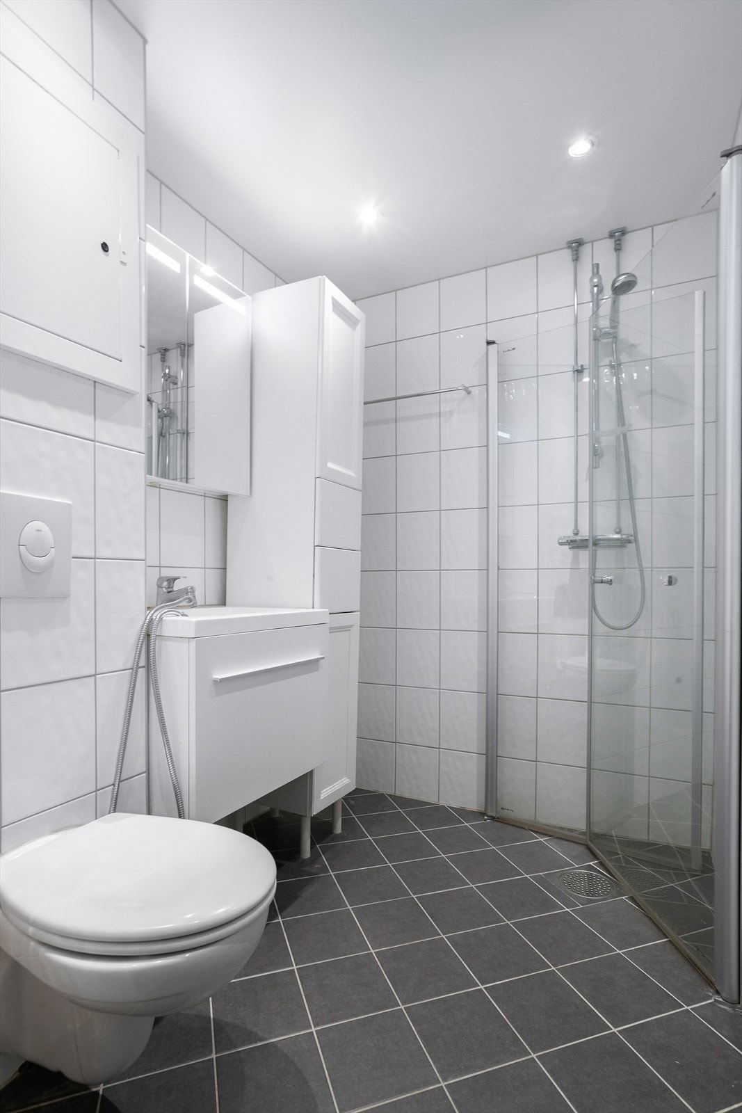 Badet ble oppgradert rundt 2015 og har flislagt gulv med elektrisk gulvvarme, vegghengt toalett og dusjhjørne. Galleribilde
