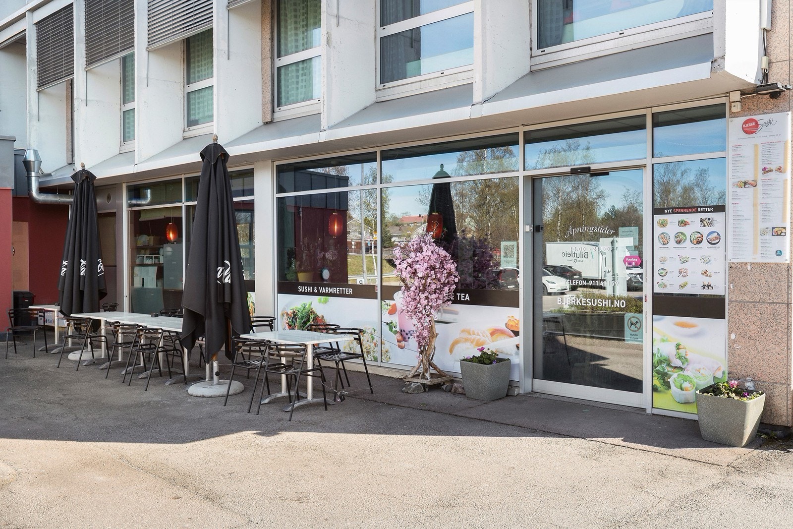 Flere spisesteder i umiddelbar nærhet, inkludert Bjerke Sushi. Galleribilde