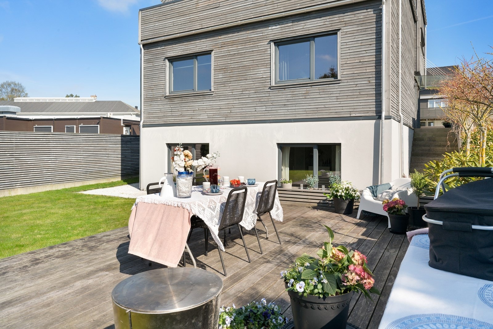 Solaveien 82C har en svært sentral og attraktiv beliggenhet i et veletablert boligområde bestående hovedsakelig av eneboliger. Galleribilde
