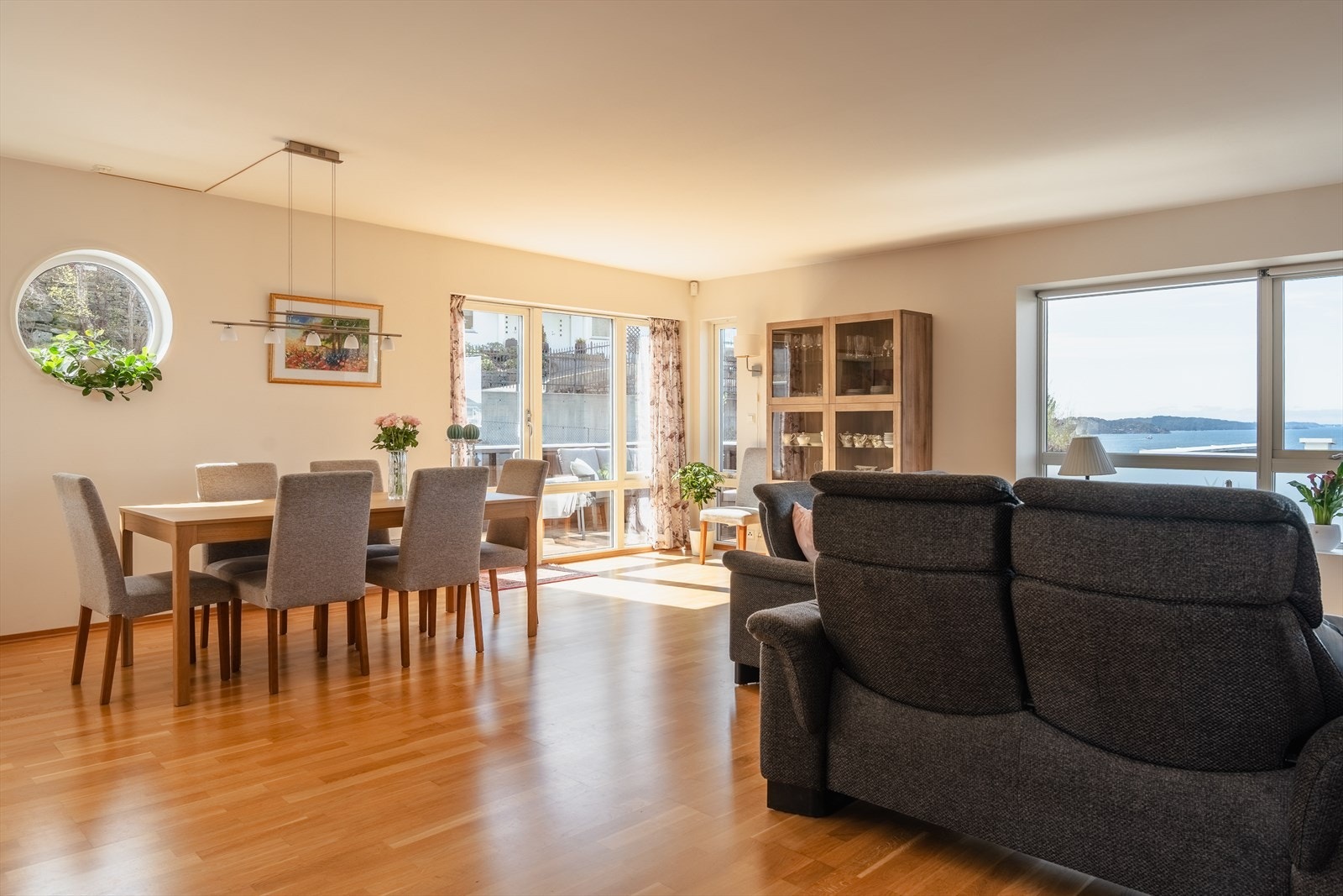 Store vindusflater gir godt med naturlig lys inn i boligen. Galleribilde