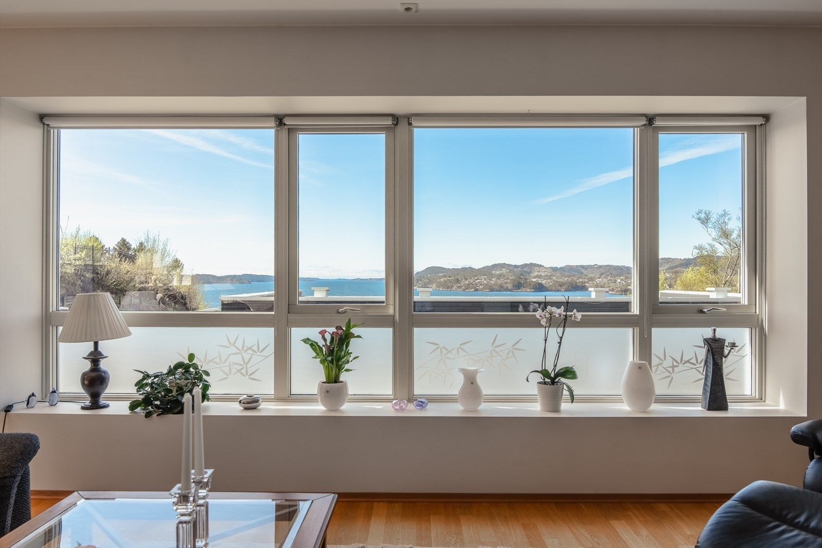 Panoramavinduene i stuen rammer inn den flotte utsikten. Galleribilde