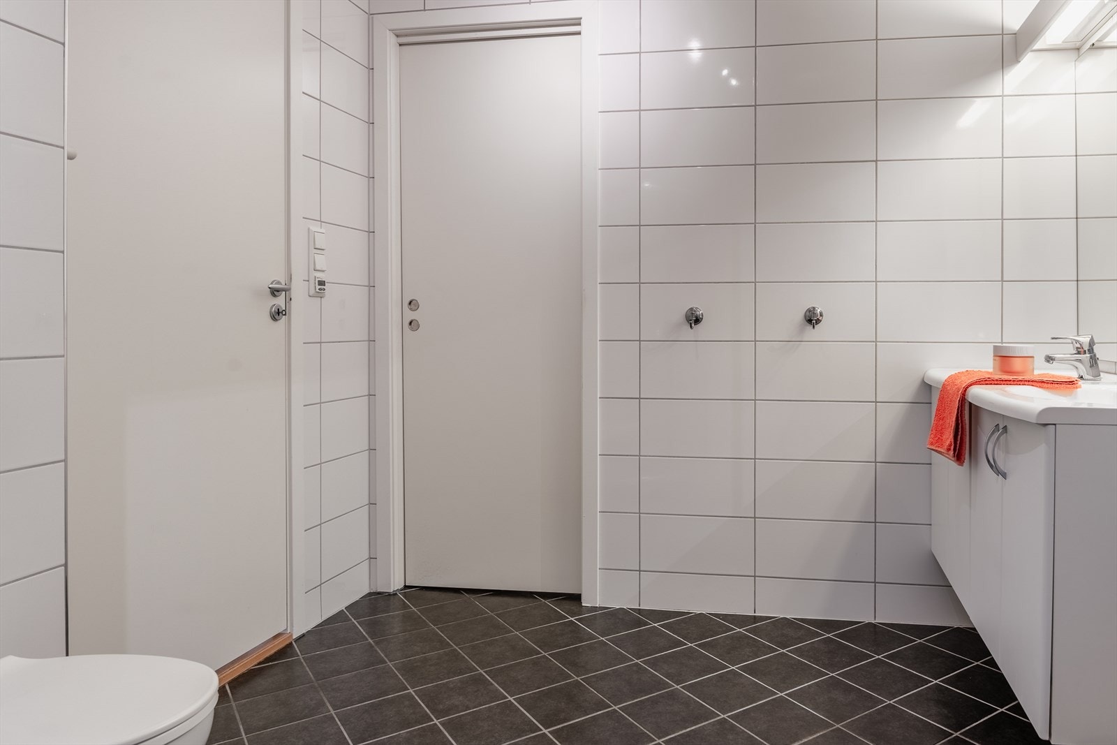 Fra badet i første etasje er det inngang til et separat vaskerom. Galleribilde