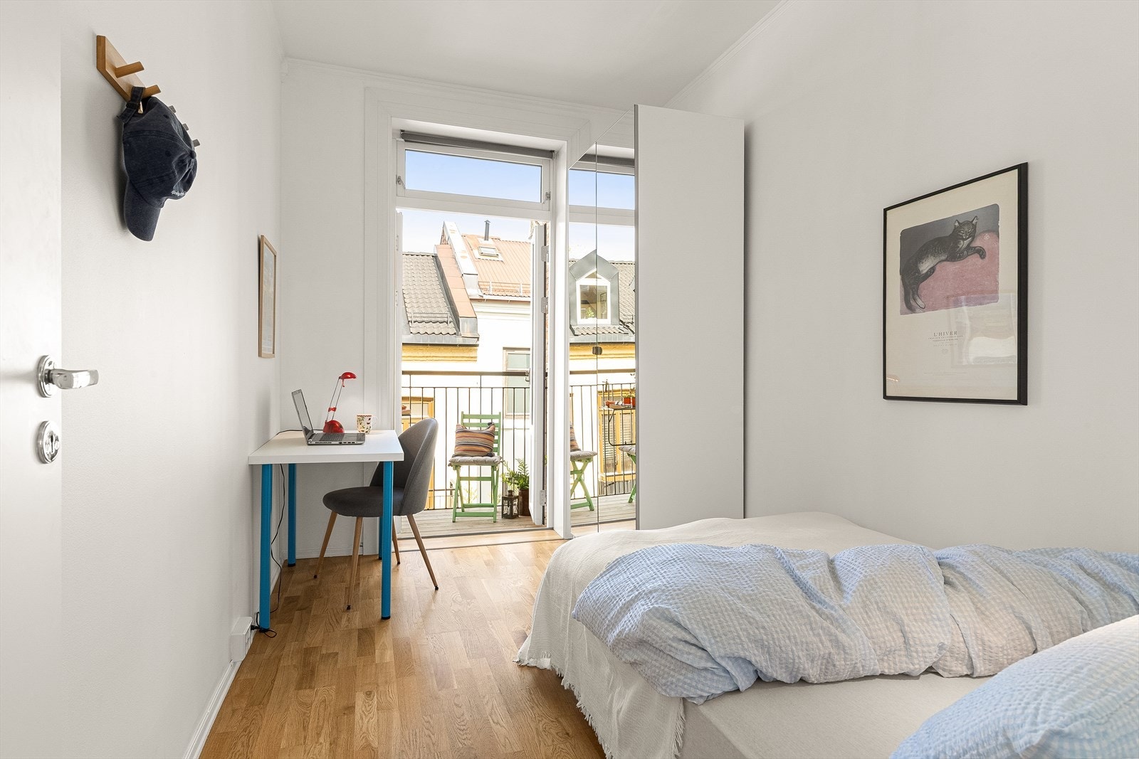 Fra soverommet er det direkte utgang til en privat balkong - et eget pusterom midt i byen. Galleribilde