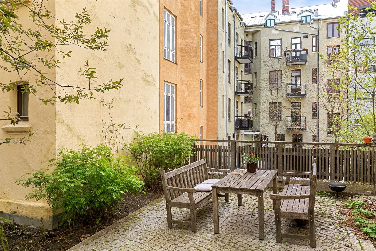 Sameiets felles gårdsrom er et stille og velholdt uteområde med sittegrupper. Galleribilde