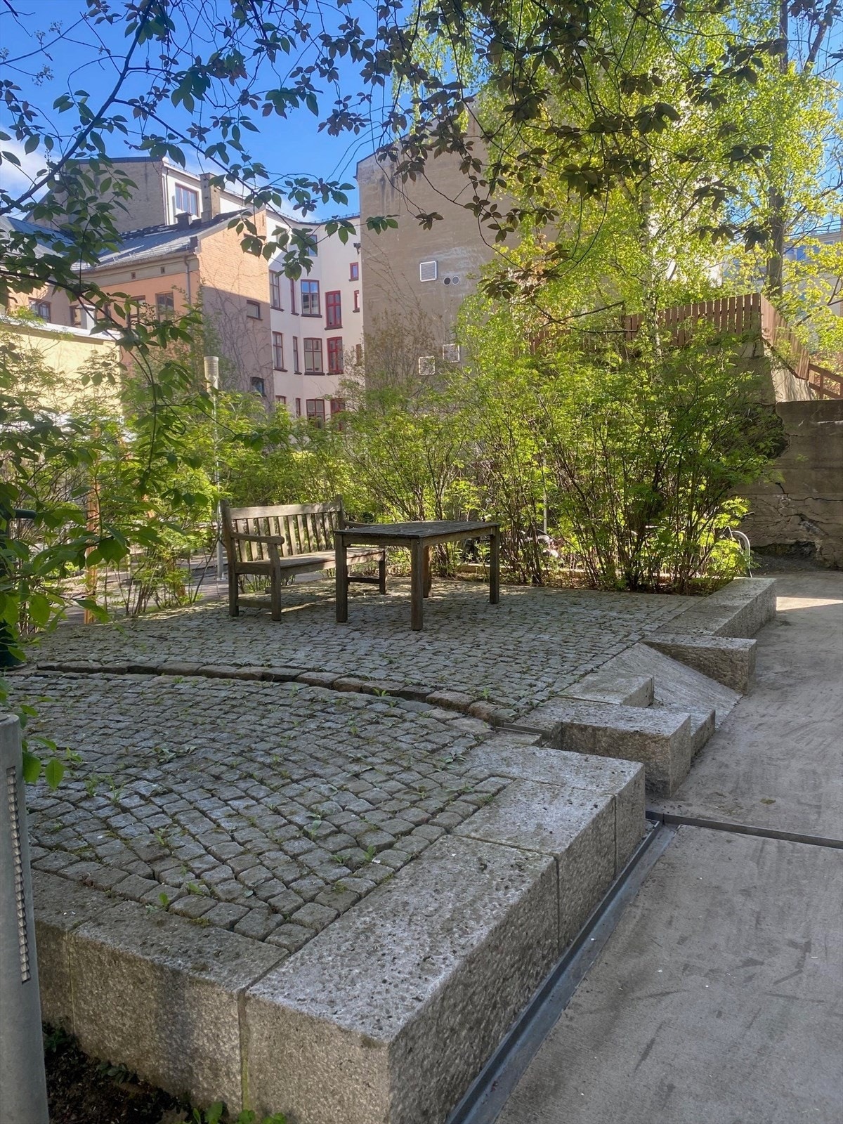 Brostein og granittkanter gir et solid og varig preg på uteområdet. Galleribilde