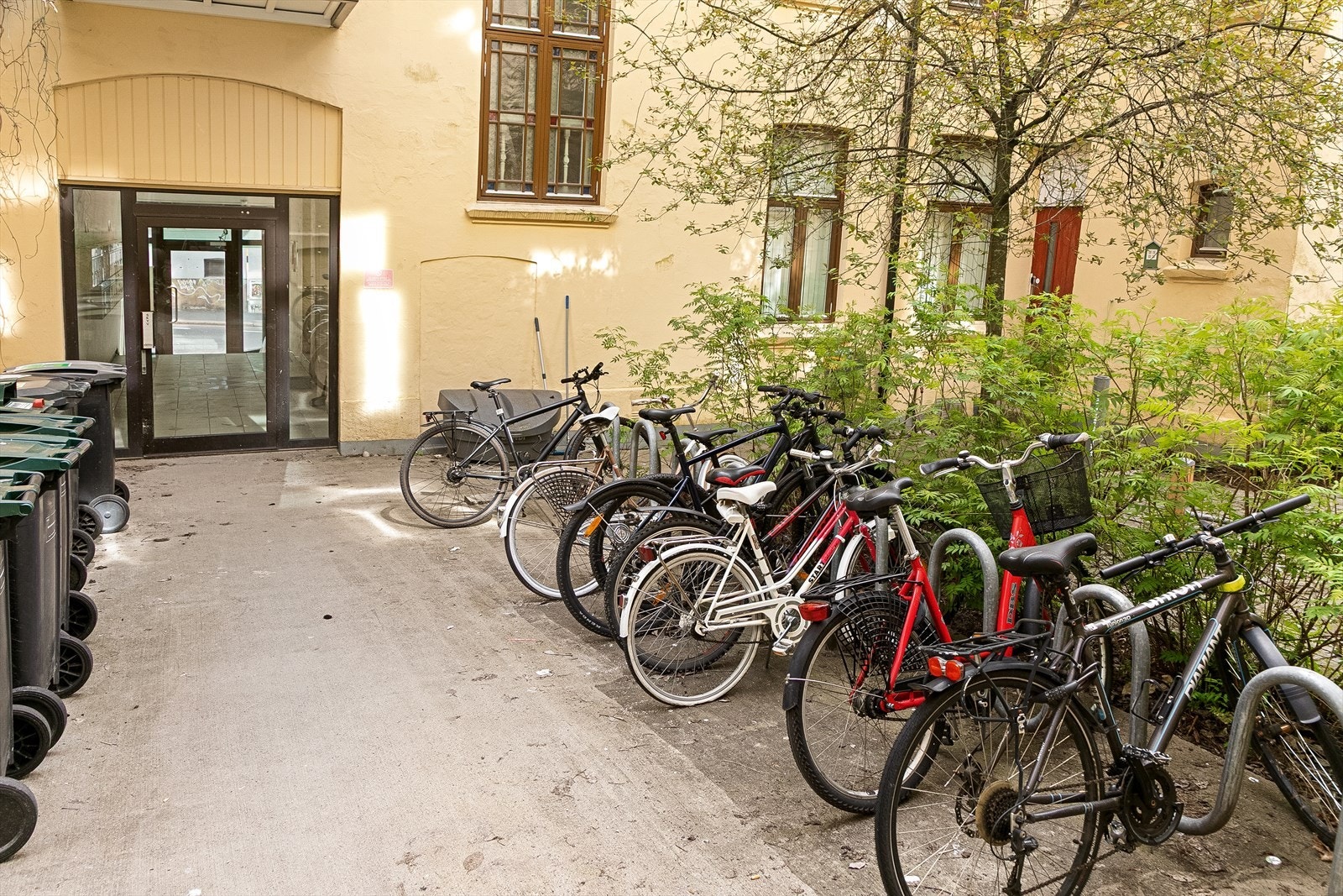 Sykkelparkering i det låste gårdsrommet. Galleribilde