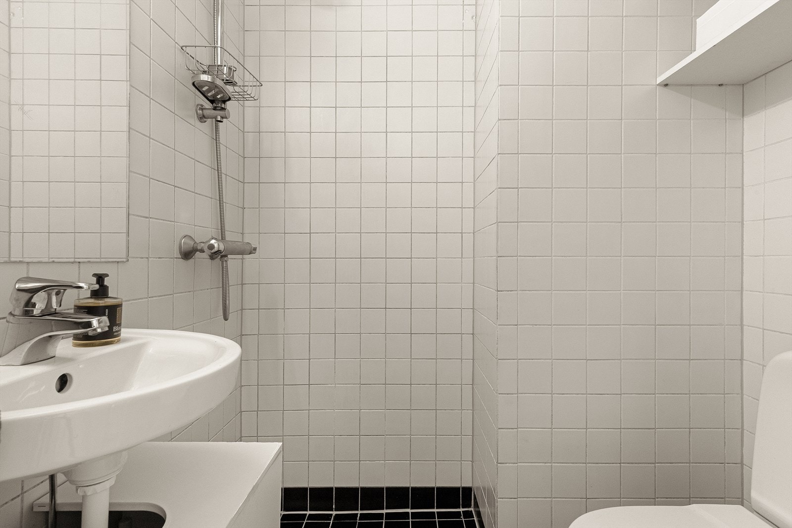 Badet har flislagt gulv med gulvvarme og en arealeffektiv innredning med servant og toalett. Galleribilde