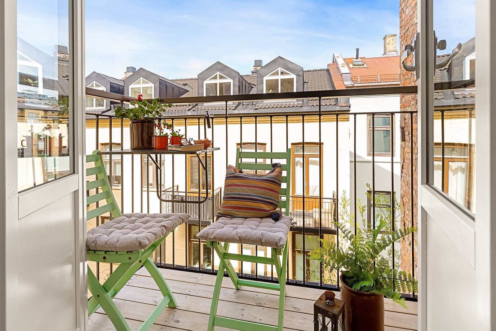 Velkommen til denne sjarmerende og arealeffektive leiligheten, med balkong og en fantastisk bakhage! Galleribilde