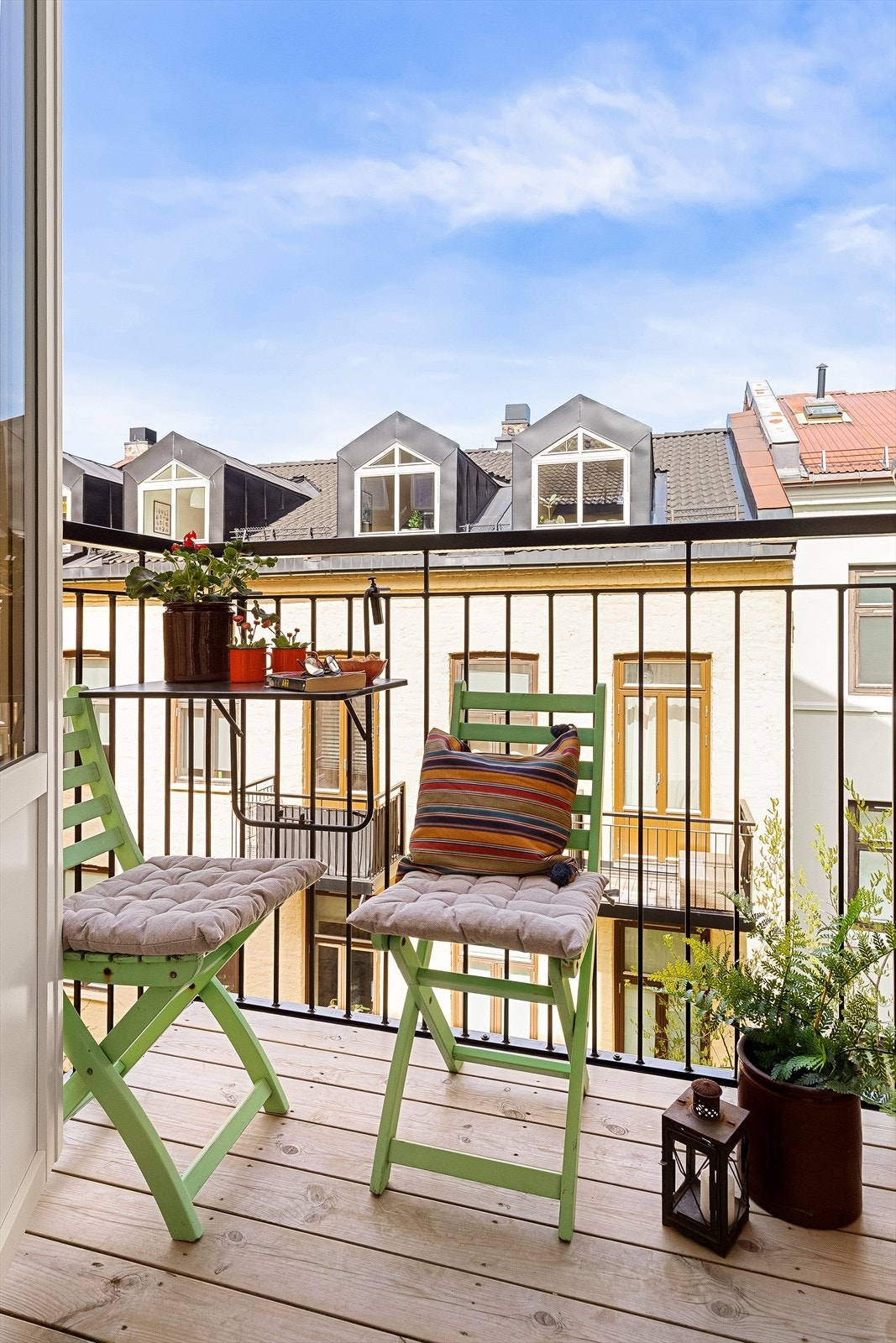 En perfekt plass for morgenkaffen, med rom for en liten sittegruppe. Galleribilde