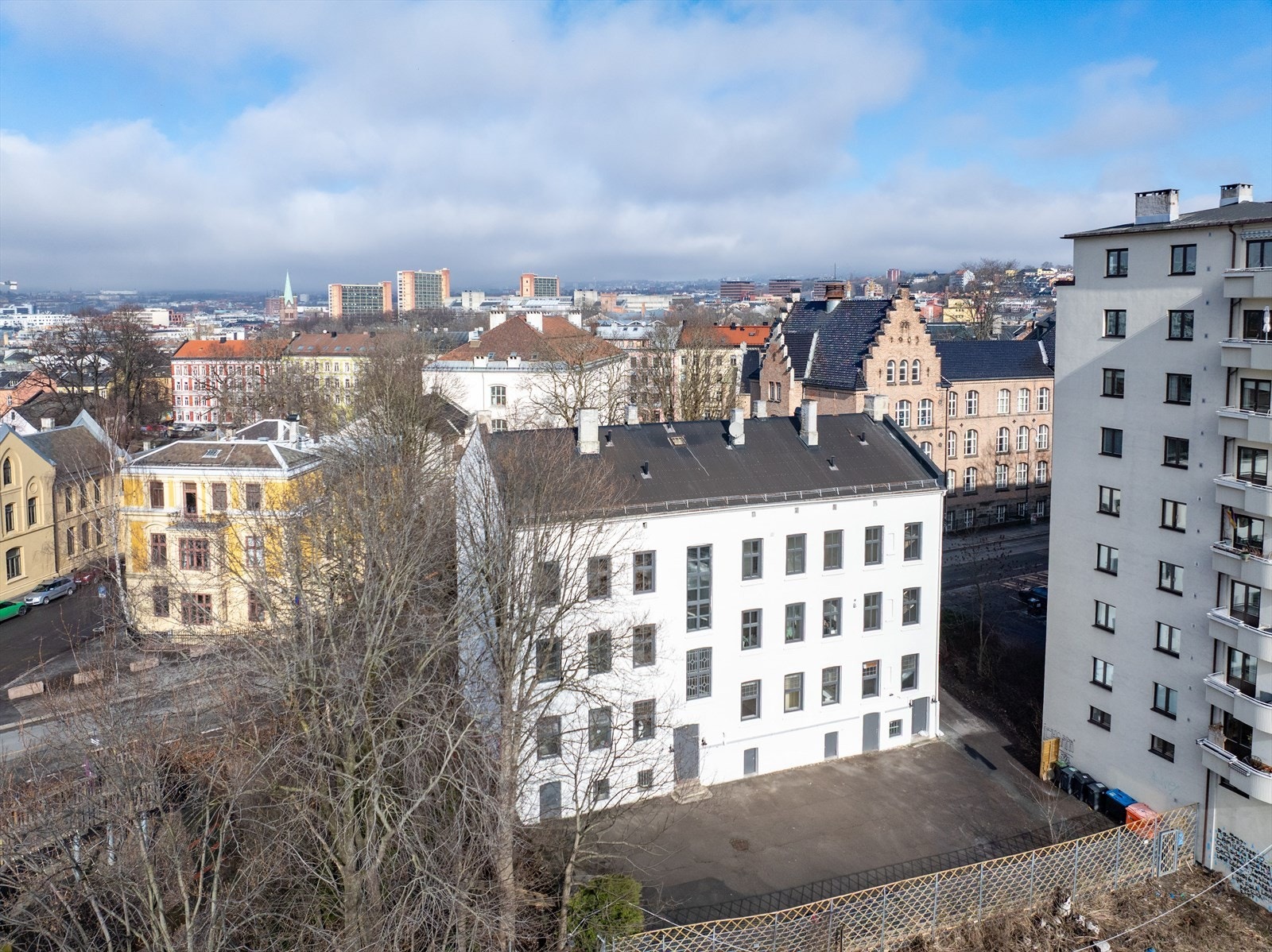 En kort spasertur unna finner du det pulserende bylivet i Bjørvika og det populære sjøbadet på Sørenga. Galleribilde
