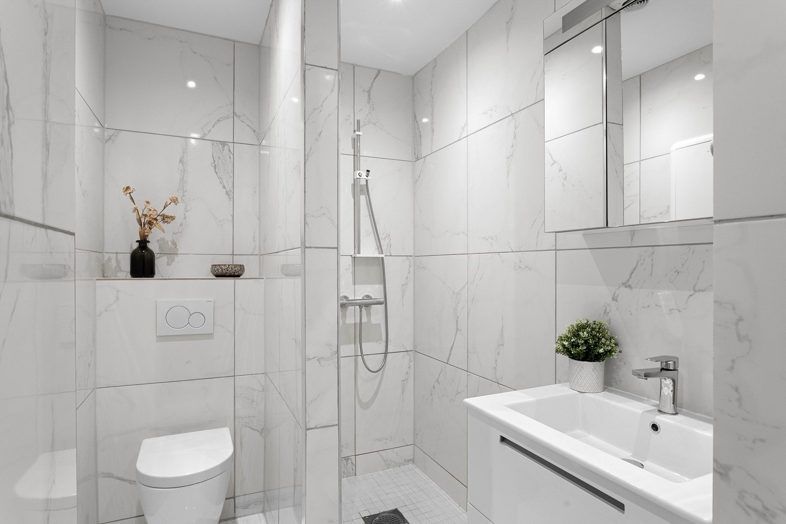 Badet ble oppgradert i 2020 av tidligere eier, og oppleves lyst og moderne. Galleribilde