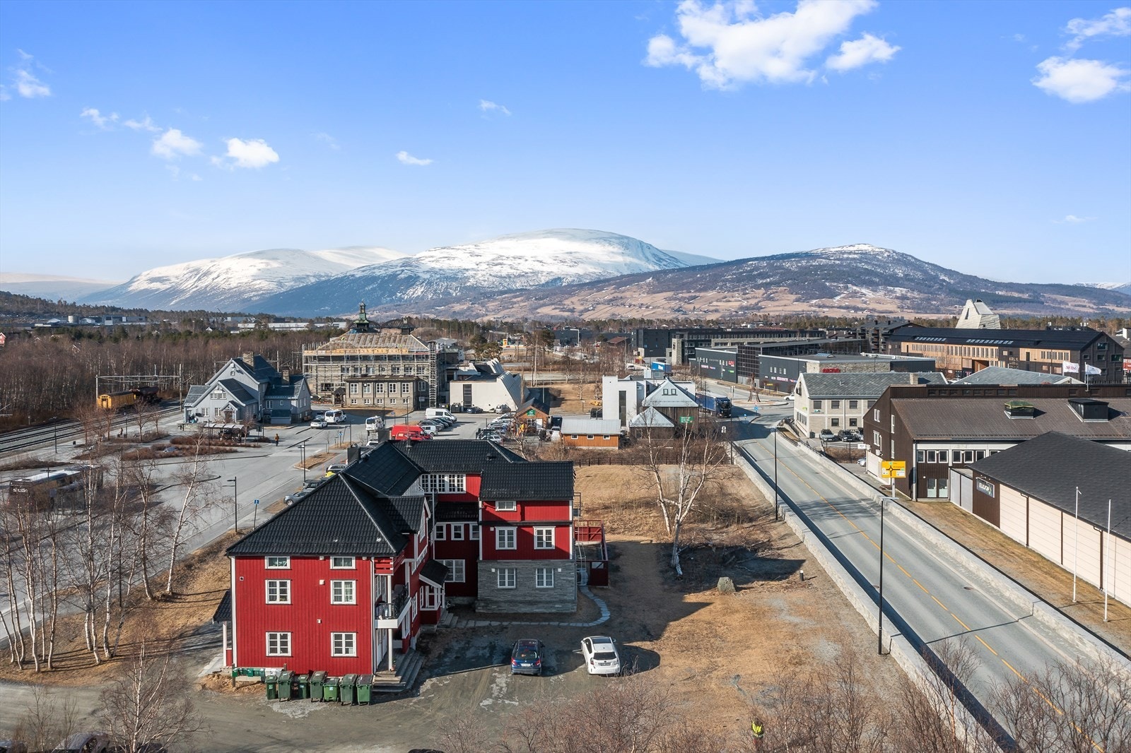 Her er alle sentrumsfasiliteter innenfor spaseravstand - Oppdal skysstasjon med togstasjon, bussholdeplass, drosje og skibuss ligger like ved Galleribilde
