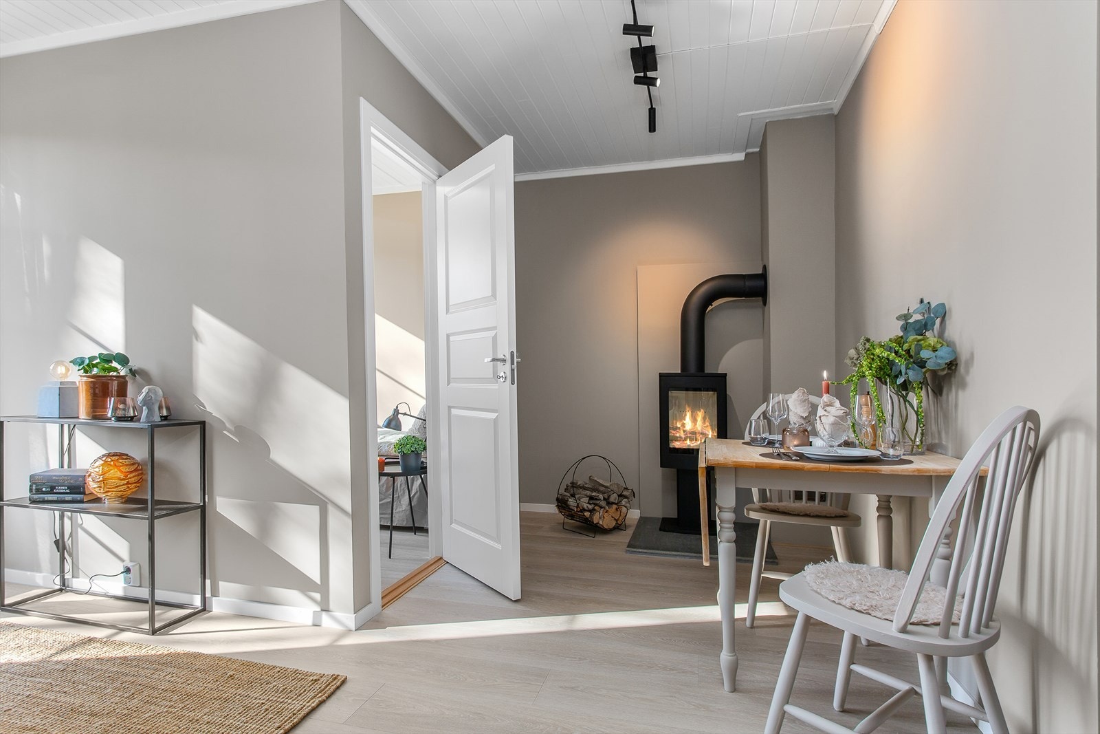 I stua er det også plass for et lite spisebord Galleribilde