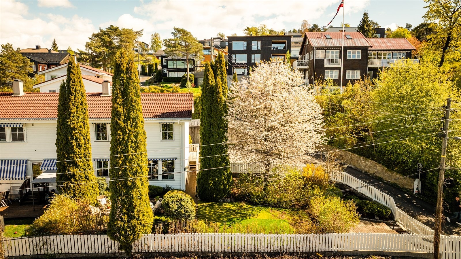 Dette er et pent og hyggelig enderekkehus fordelt over tre plan, med Ekebergsletta som nærmeste nabo. Galleribilde