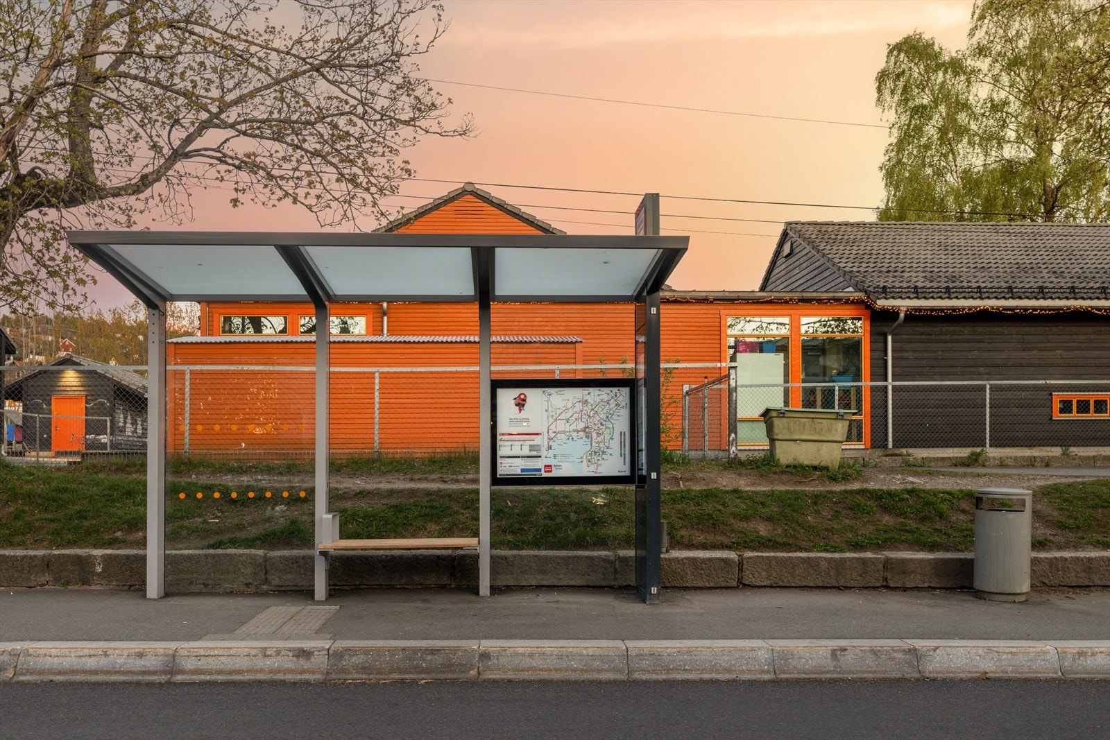 Kort gangavstand til bussholdeplass og nærbutikk (Spar) i Vårveien. Galleribilde