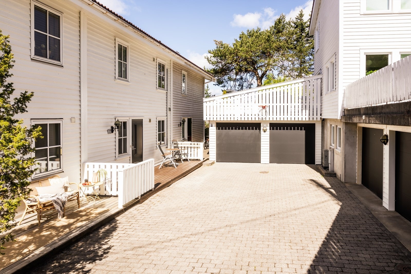 Det medfølger bruksrett til en garasjeplass i felles garasjerekke (ca. 21 m²), samt en inngjerdet biloppstillingsplass. Galleribilde