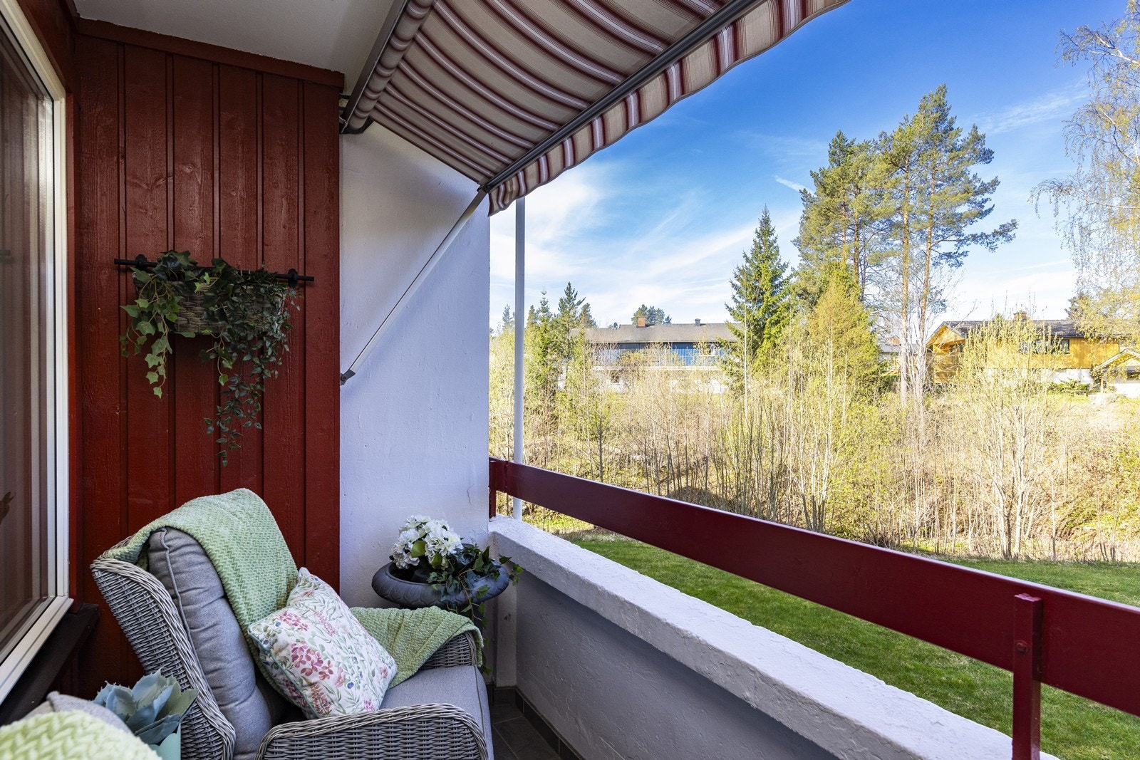 Fra stuen er det utgang til en av leilighetens to overbygde balkonger, som til sammen utgjør 10 m². Galleribilde